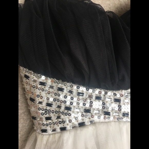 Size 3/4 B Darlin Short Dress worn once. Great for Homecoming - Picture 7 of 8